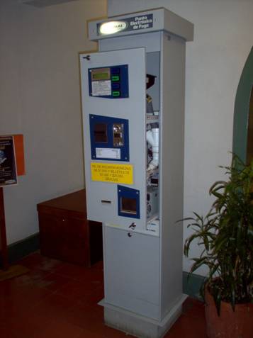 Punto electrónico de autopago instalado en un pasillo